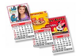 IMÃ  DE GELADEIRA COM CALENDÁRIO TARJA DE IMÃ 4,5cm 4x0 UV Verniz Total frente Corte Reto + Bloco Calendário 12 meses a336